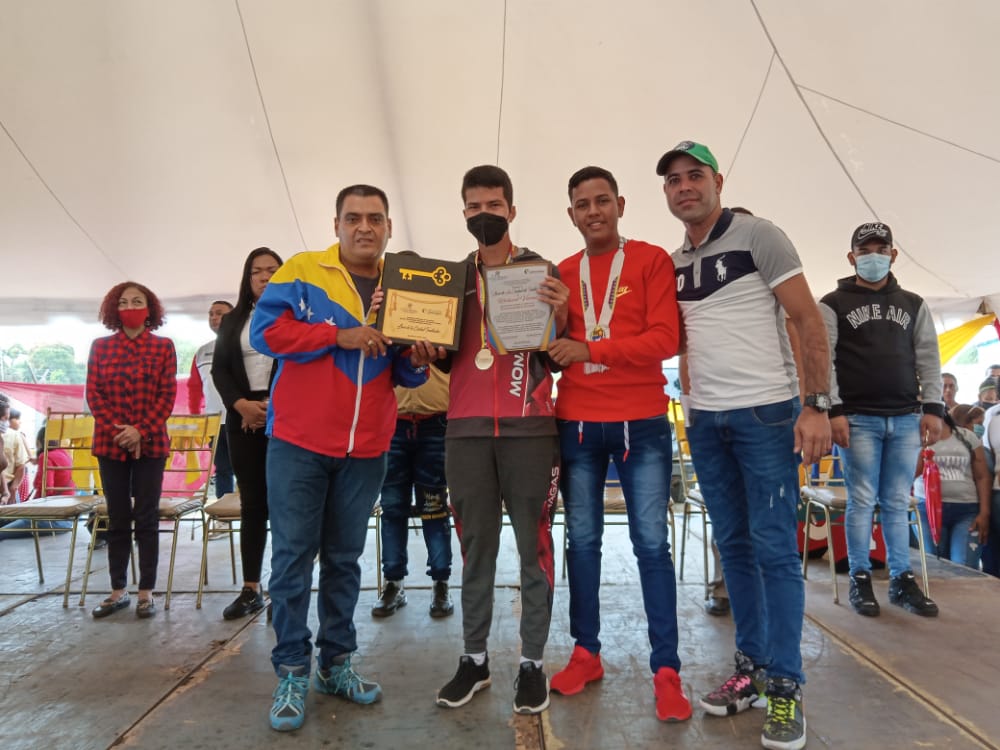 Alcalde Carlos Requena otorgó llave de la ciudad a deportista Ricardo Vívenes