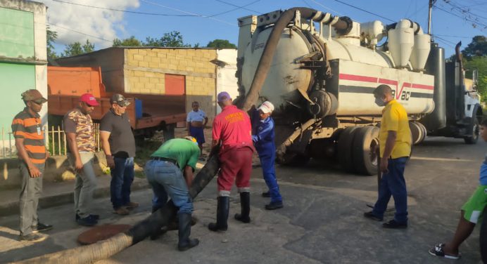 Alcaldía realiza mantenimiento de red de aguas servidas en Barrancas del Orinoco