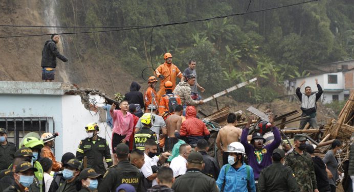 Aumenta cifra de fallecidos por deslizamiento de tierra en Colombia