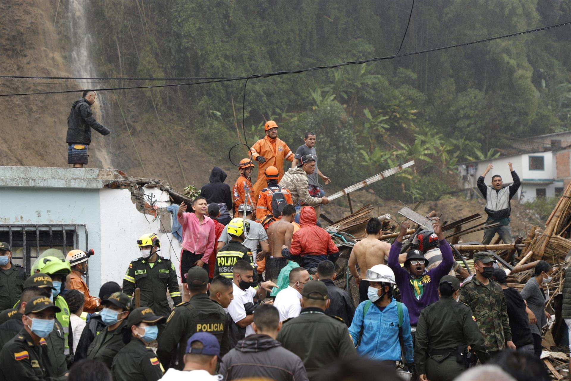 Aumenta cifra de fallecidos por deslizamiento de tierra en Colombia