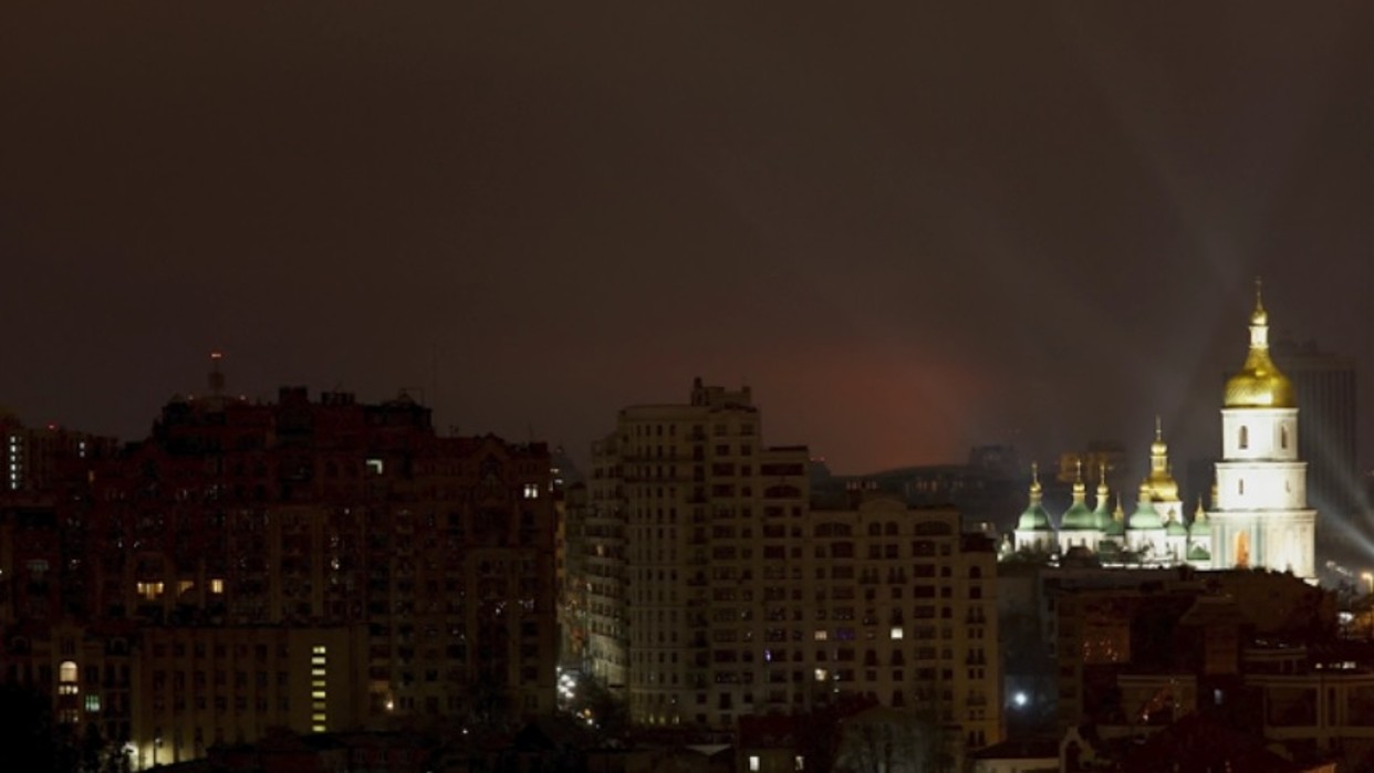 Bombardeos rusos despiertan a Ucrania en medio de una oscura y tensa madrugada