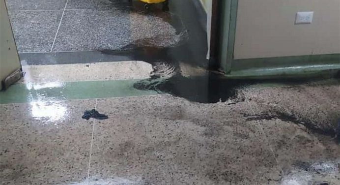 Denuncian colapso de aguas servidas en emergencia pediátrica del Humnt