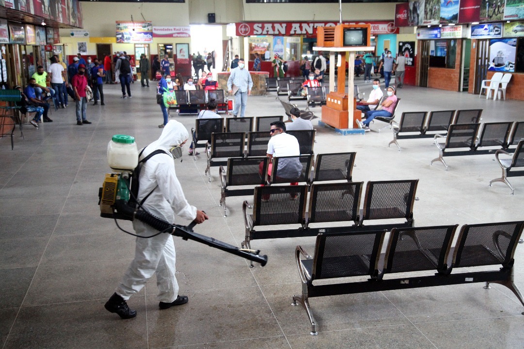 desinfectan espacios y unidades en el terminal de maturin laverdaddemonagas.com desinfeccion1