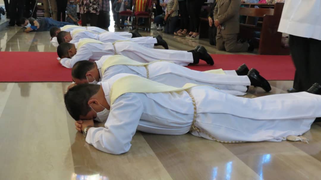 diocesis de maturin ordeno a cinco nuevos sacerdotes laverdaddemonagas.com postracion