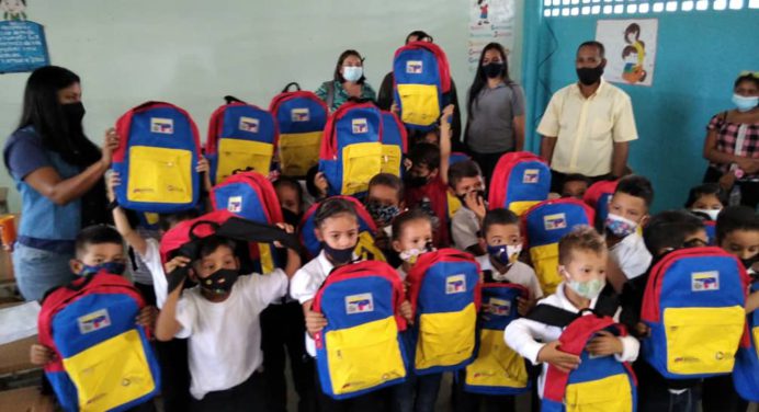 Entregan más de 2 mil morrales y útiles escolares en municipio Ezequiel Zamora