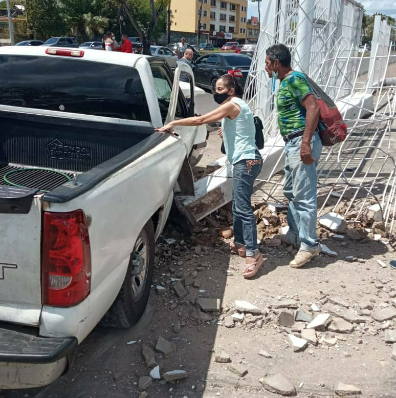hombre resulto herido al perder el control de su vehiculo en la av ugarte pelayo laverdaddemonagas.com whatsapp image 2022 02 18 at 2.02.01 pm 3