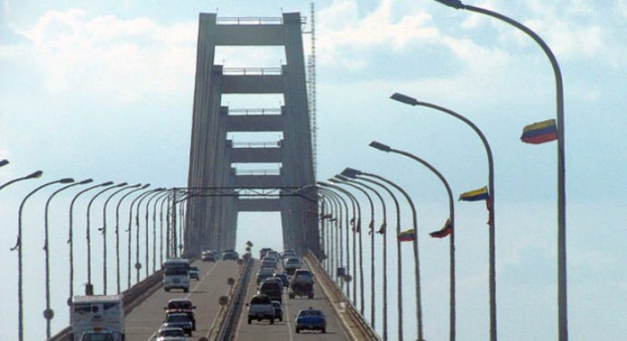 Hombre se lanzó del puente sobre el Lago de Maracaibo