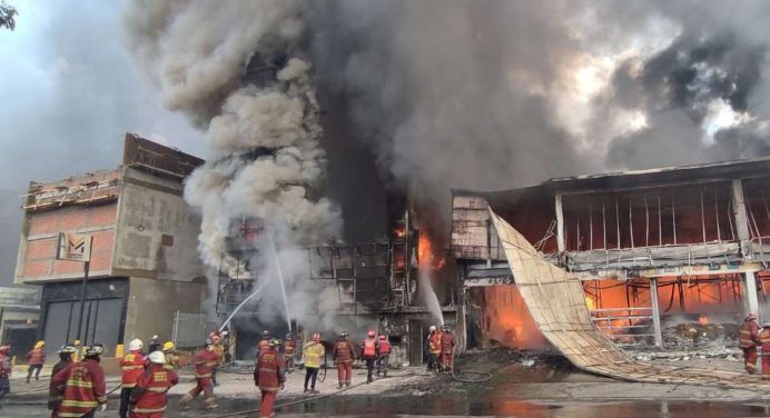 Incendio de gran magnitud arrasó con bodegón en Bello Monte