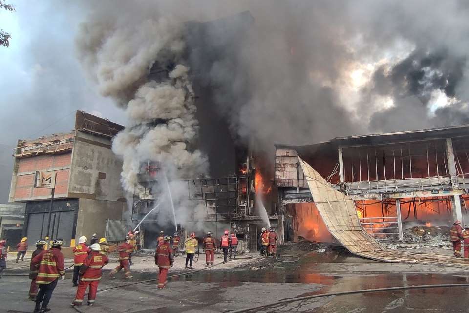 Incendio de gran magnitud arrasó con bodegón en Bello Monte