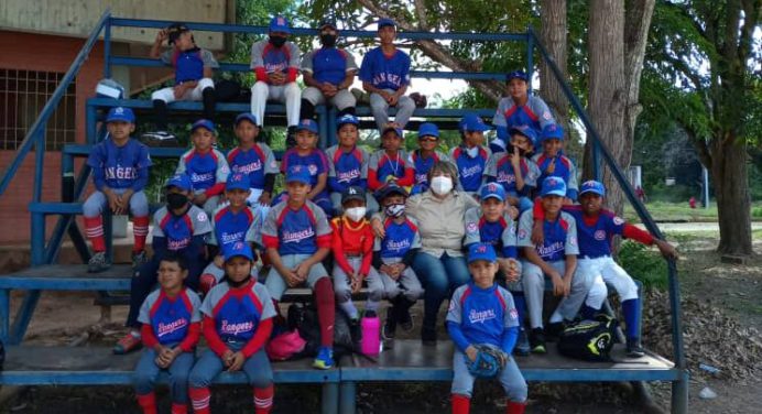 Niños de la Escuela de Béisbol «Los Rangers» beneficiados con jornada médica