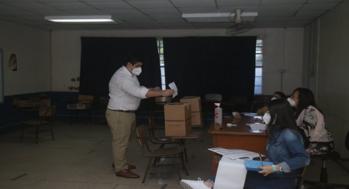 Presidente de Costa Rica vota y pide a la gente acudir a las urnas