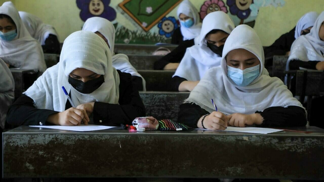 Afganistán vuelve a abrir universidades públicas con pocas mujeres en clase