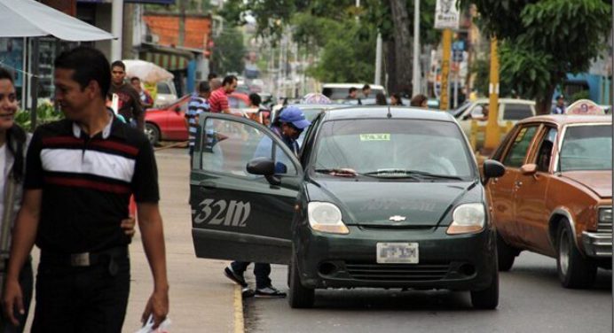 Taxistas ajustarán precios de su servicio con tarifas solidarias
