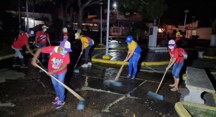 Vecinos aprueban limpieza y desinfección de espacios públicos