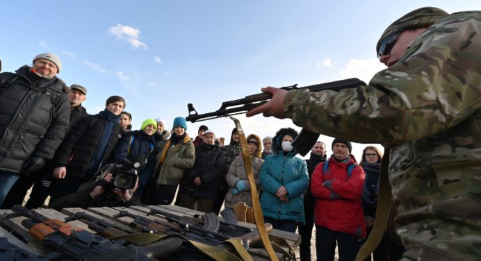 Zelenski: Tropas rusas tratarán de tomar Kiev esta noche