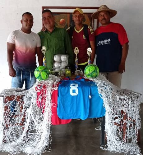 Alcalde Maurera dota de material deportivo a jugadores de fútbol y softbol