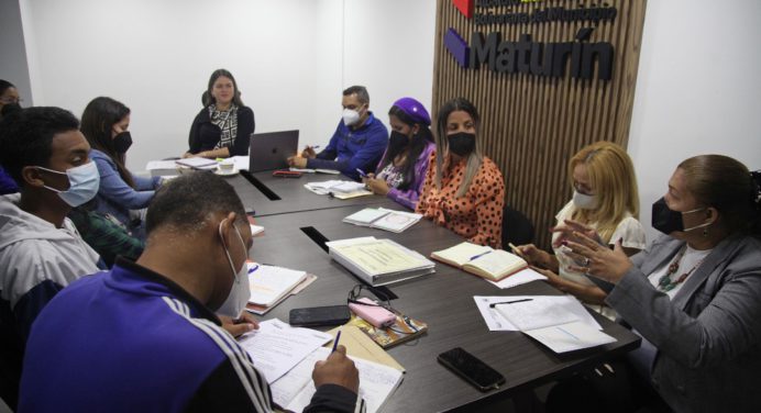 Alcaldesa Ana Fuentes recibe planificación de trabajo del segundo trimestre del año