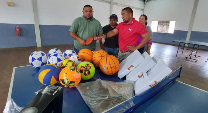 Alcaldía de Cedeño entrega implementos deportivos