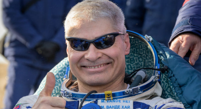 Astronauta de la NASA que Rusia ‘amenazó’ con dejar en el espacio regresa a la Tierra