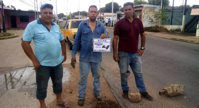 Conductores de la ruta 4 de Boquerón taparon los huecos de la vía principal