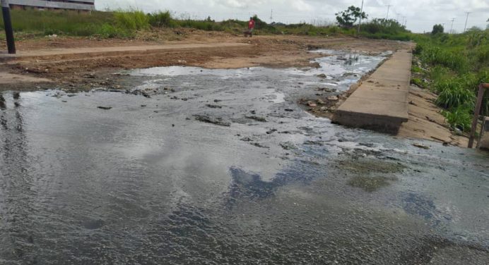 Bote de aguas negras permanece a la buena de Dios en Las Carolinas