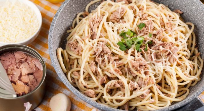 Deliciosa pasta con atún, perfecta para los días que necesitas salir de apuros