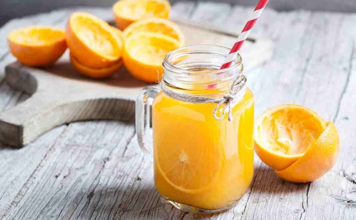 jugo de naranja y piña