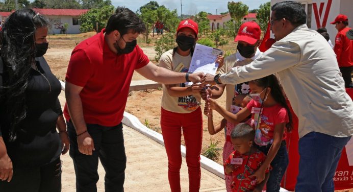 Favorecen a 116 personas con la entrega de 32 viviendas en Santa Bárbara