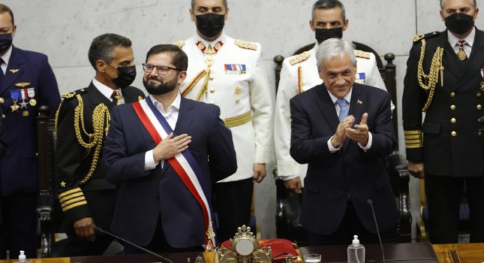 Gabriel Boric asumió el mando como el presidente más joven de Chile