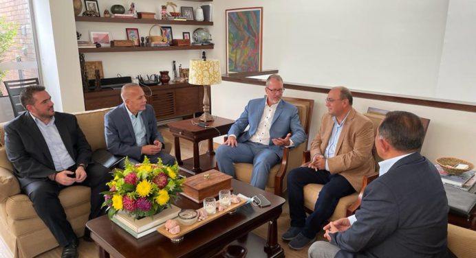 Gobernadores opositores aguardan que se reanude el diálogo en México