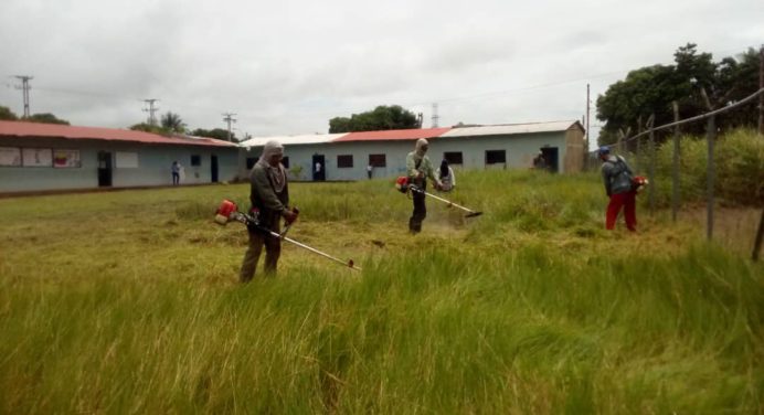 Inframonagas realiza jornadas de desmalezamiento en centros educativos