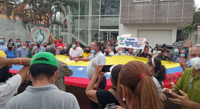 Jubilados protestaron por una pensión justa en el IVSS Maturín