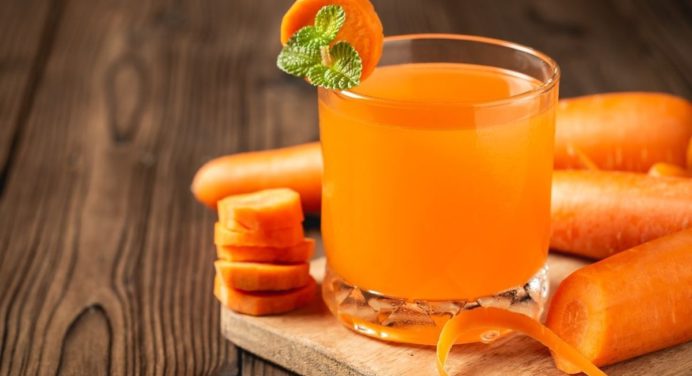 ¡La bebida más nutritiva! El jugo de piña con zanahoria
