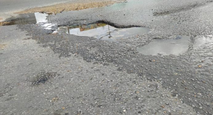 Enorme hueco genera accidentes en la vía principal de Los Godos