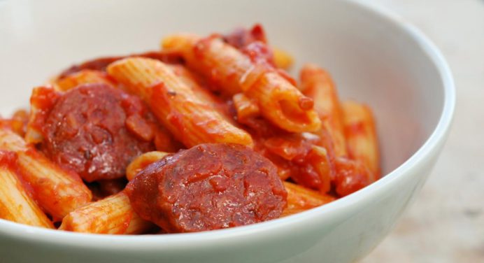 ¡Lista para comer! Fácil receta de macarrones con chorizo