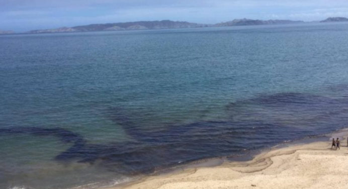 Playas en Lechería cerradas 48 horas por derrame de crudo