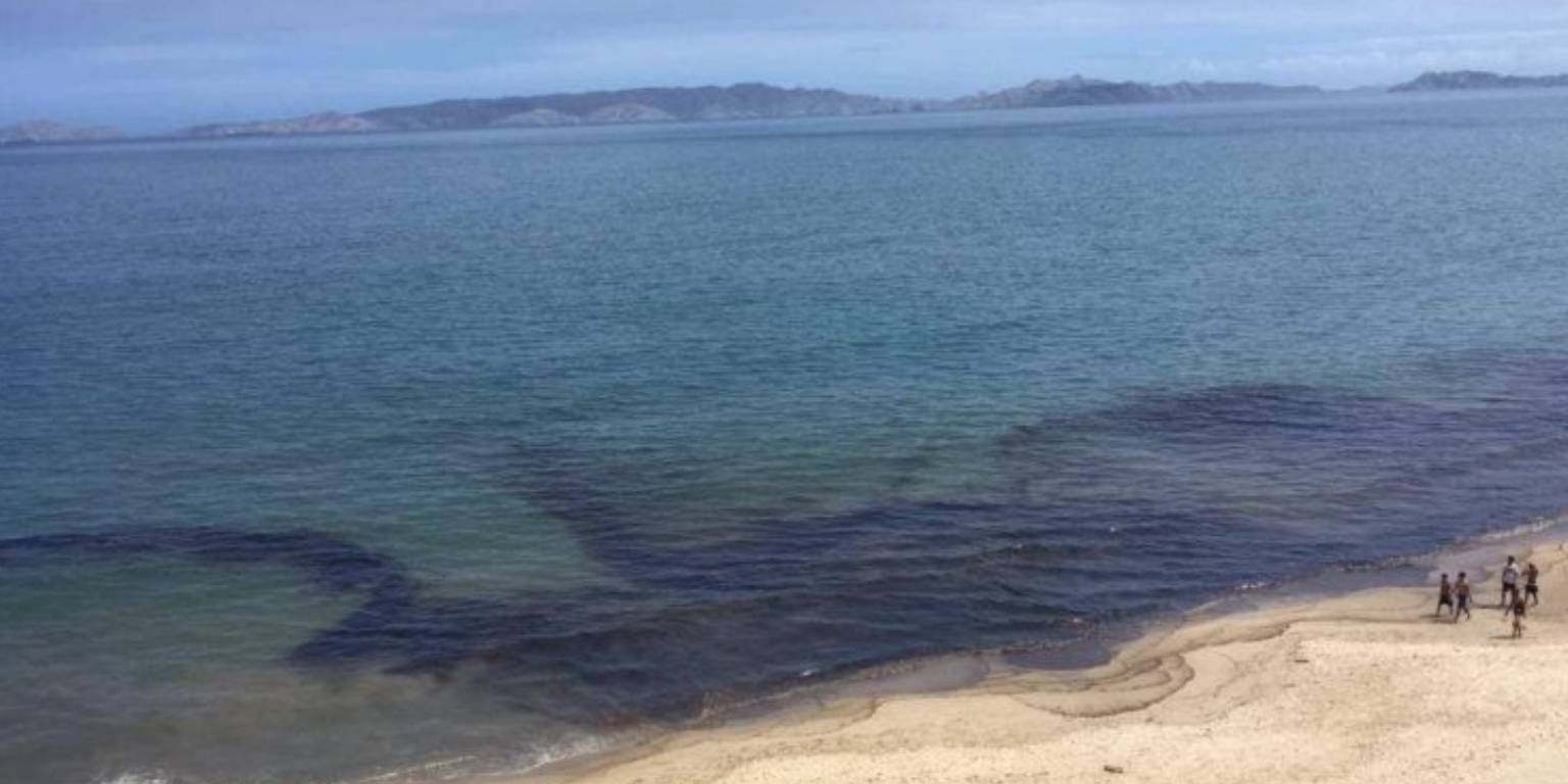 Playas en Lechería cerradas 48 horas por derrame de crudo
