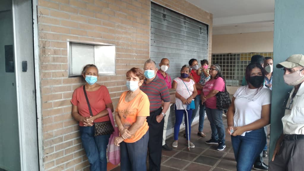 por tercer dia consecutivo pensionados salieron a retirar los 130 bolivares laverdaddemonagas.com whatsapp image 2022 03 23 at 11.52.07 am 4