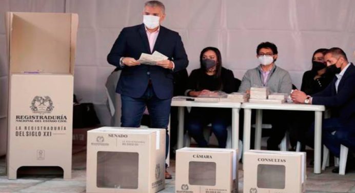 Presidente Iván Duque votó en elecciones legislativas de Colombia