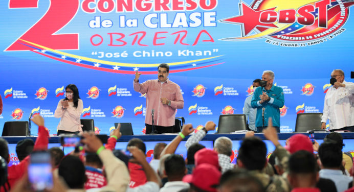 Presidente Nicolás Maduro ajustó el salario mínimo a medio petro