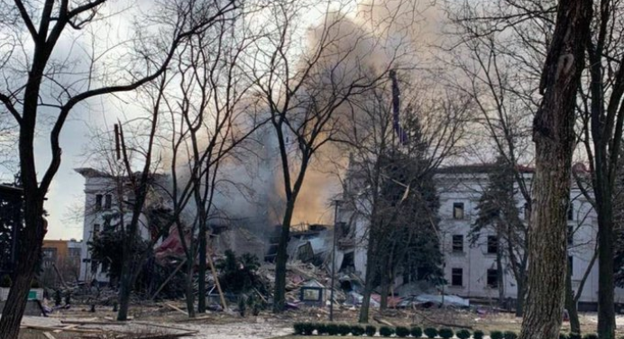 Rusia bombardeó un teatro de Mariúpol que servía de refugio