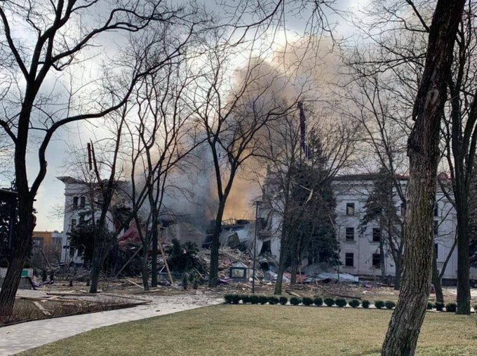 Rusia bombardeó un teatro de Mariúpol que servía de refugio