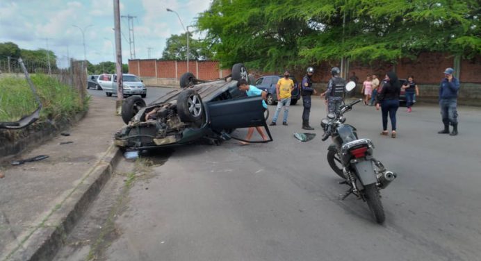 Vehículo colisionó y se volcó en Los Guaritos