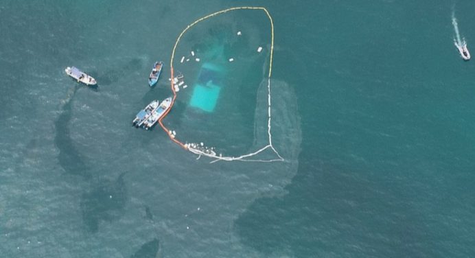 ¡Alerta! Derrame de diésel tras naufragio de barco en las Islas Galápagos