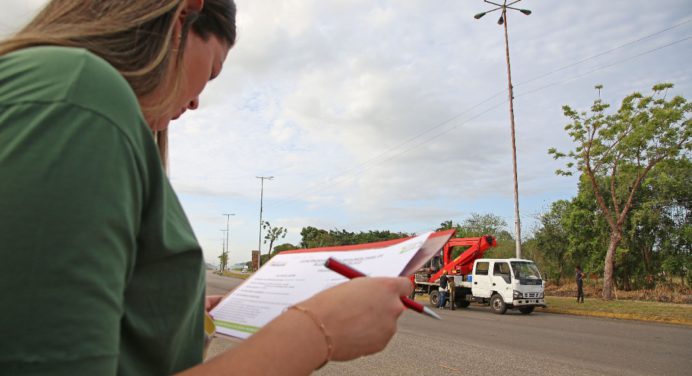 Ana Fuentes activa segunda parte de alumbrado en la avenida Raúl Leoni