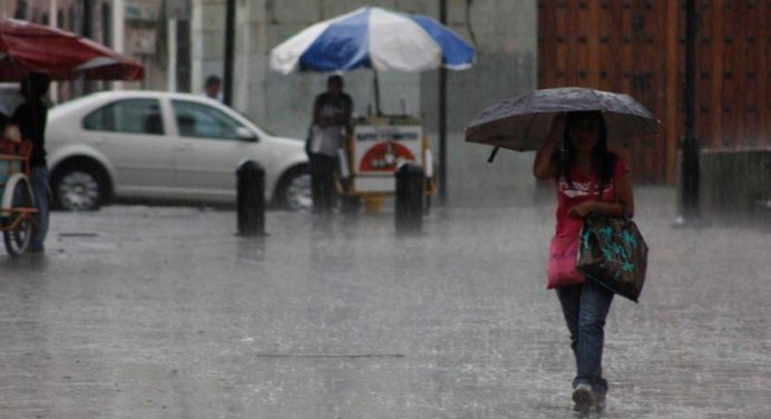 Fuertes lluvias y chubascos permanecen en todo el territorio venezolano