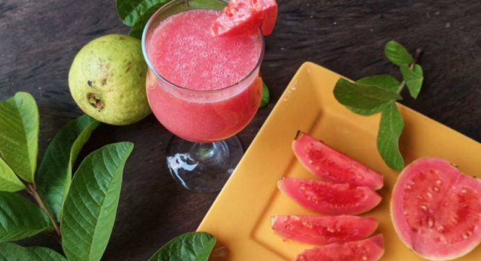 ¡Bomba de vitamina C! Realiza el jugo de guayaba y frutas cítricas para empezar el día