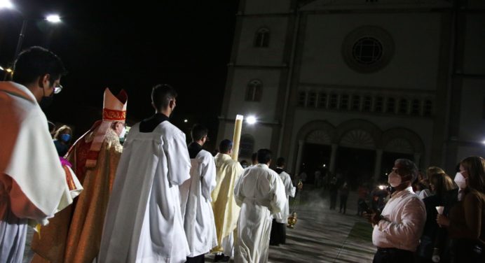 En la vigilia pascual el clero católico oró por el bienestar de Monagas