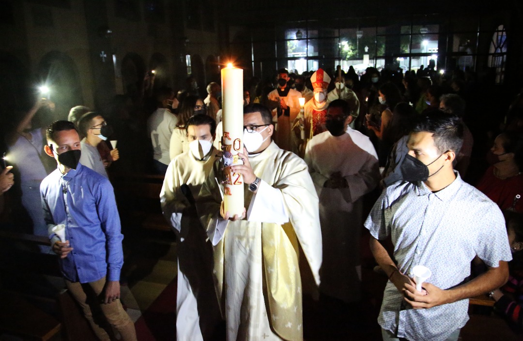 clero catolico oro por el bienestar de monagas durante vigilia pascual laverdaddemonagas.com vigilia2
