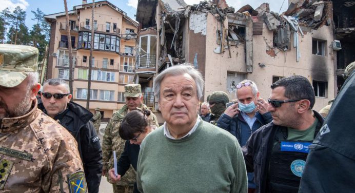 Conmoción en Kiev tras bombardeo ruso durante visita de Antonio Guterres